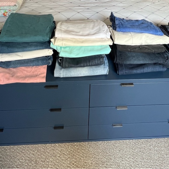 Lot of 23 different pairs of Jeans.